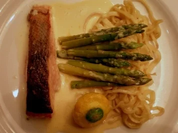 Getrüffelte Tranchen vom Wildlachs an Bandnudeln, Spargel und Patisson - Rezept