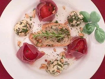 Rezept: Erdbeeren im Schinkenkleid mit mariniertem Mozzarella Erdbeeren im Schinkenkleid mit mariniertem Mozzarella - Rezept