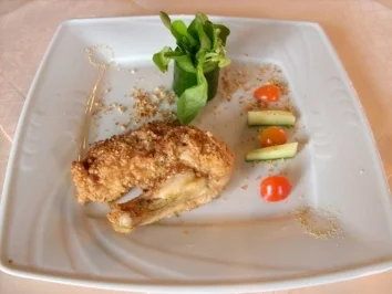 Rezept: Schwarzfederhuhnfilet in Macadamianuss-Mantel an Salatbett Schwarzfederhuhnfilet in Macadamianuss-Mantel an Salatbett - Rezept