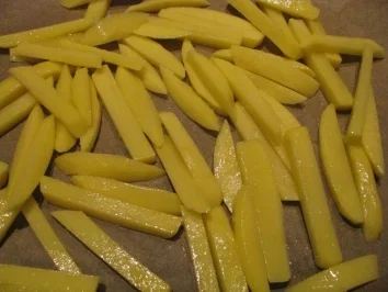 Mediterranes Brathähnchen mit Sauce und selbstgemachten Pommes Frites - Rezept