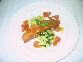 Gebratenes Lachsfilet auf Basilikumnudeln mit geschmolzenen Tomaten - Rezept