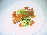 Gebratenes Lachsfilet auf Basilikumnudeln mit geschmolzenen Tomaten - Rezept