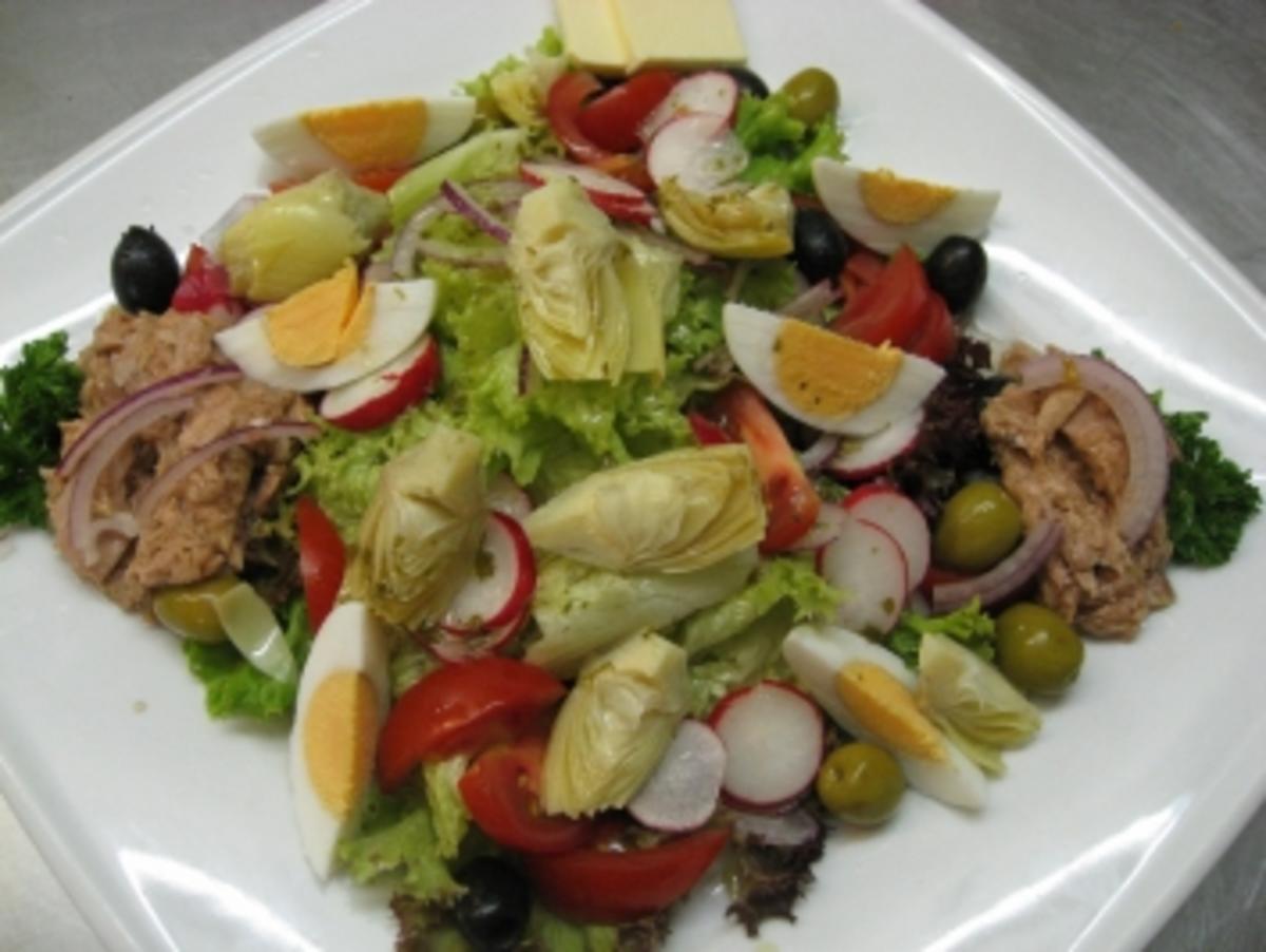 Bilder für Mediteraner Salat in Sherrydressing mit ofenfrischem Olivenciabatta - Rezept