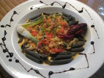 Fruits de Mer in Krustenauce auf schwarzen Penne - Rezept