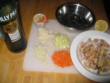 Fruits de Mer in Krustenauce auf schwarzen Penne - Rezept