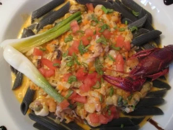 Fruits de Mer in Krustenauce auf schwarzen Penne - Rezept