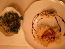 Eiersalatnocken mit Lachs im Parmesanschiffchen, dazu Tiger Prawns - Rezept
