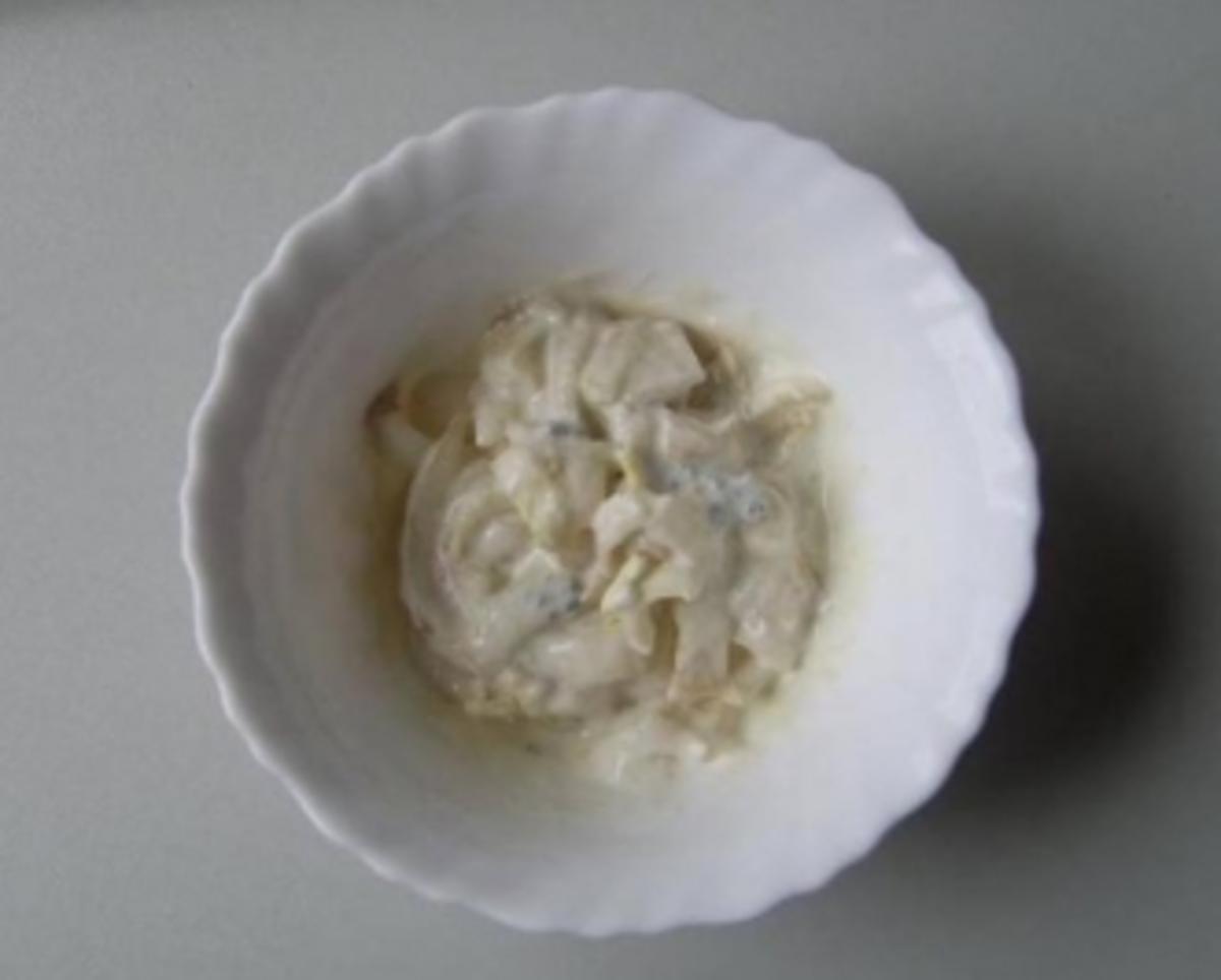Chicoreesalat mit Roquefortsoße - Rezept - kochbar.de