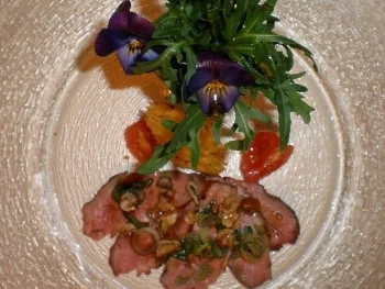 Carpaccio von der Entenbrust auf Rucolasalat dazu eine Käsestange - Rezept