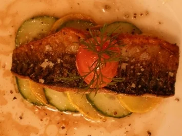 Makrelenfilet an mariniertem Gurken-Zucchinicarpaccio - Rezept