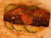 Makrelenfilet an mariniertem Gurken-Zucchinicarpaccio - Rezept