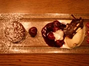 Weißes Nougateis an Schokoladenauflauf mit Gewürzkirschen - Rezept