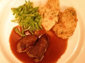 Rezept: Straußenfilet an Zuckererbsensalat dazu Kräuterkartoffeln Straußenfilet an Zuckererbsensalat dazu Kräuterkartoffeln - Rezept