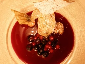 Gefüllter Crêpe mit kandierten Walnüssen dazu warme Waldfrüchte - Rezept