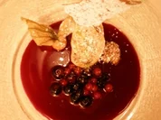 Gefüllter Crêpe mit kandierten Walnüssen dazu warme Waldfrüchte - Rezept