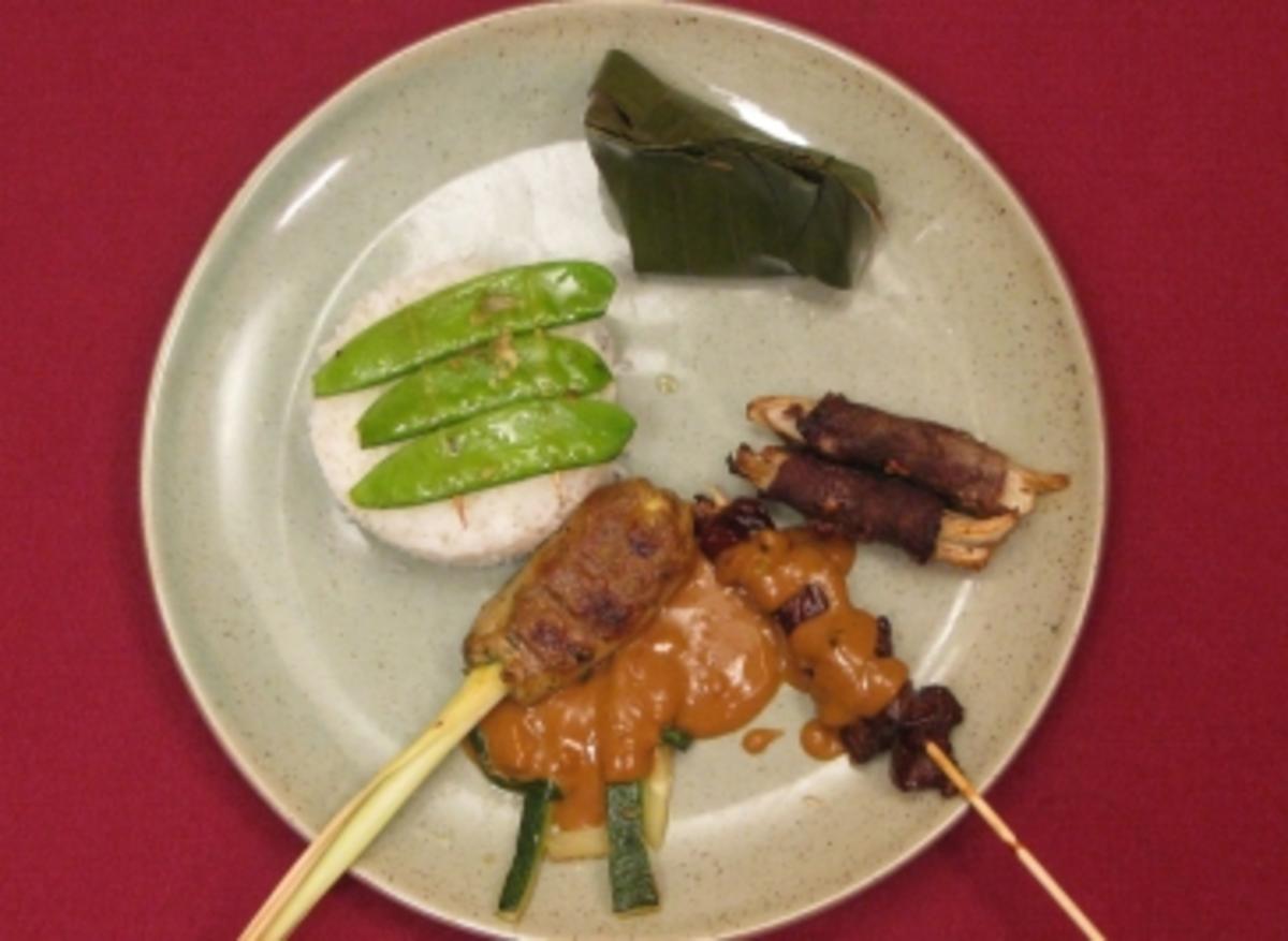 Nasi Campur - Reis mit Sate-Spießen, Tum, Gemüse-Wraps und Erdnusssoße - Rezept