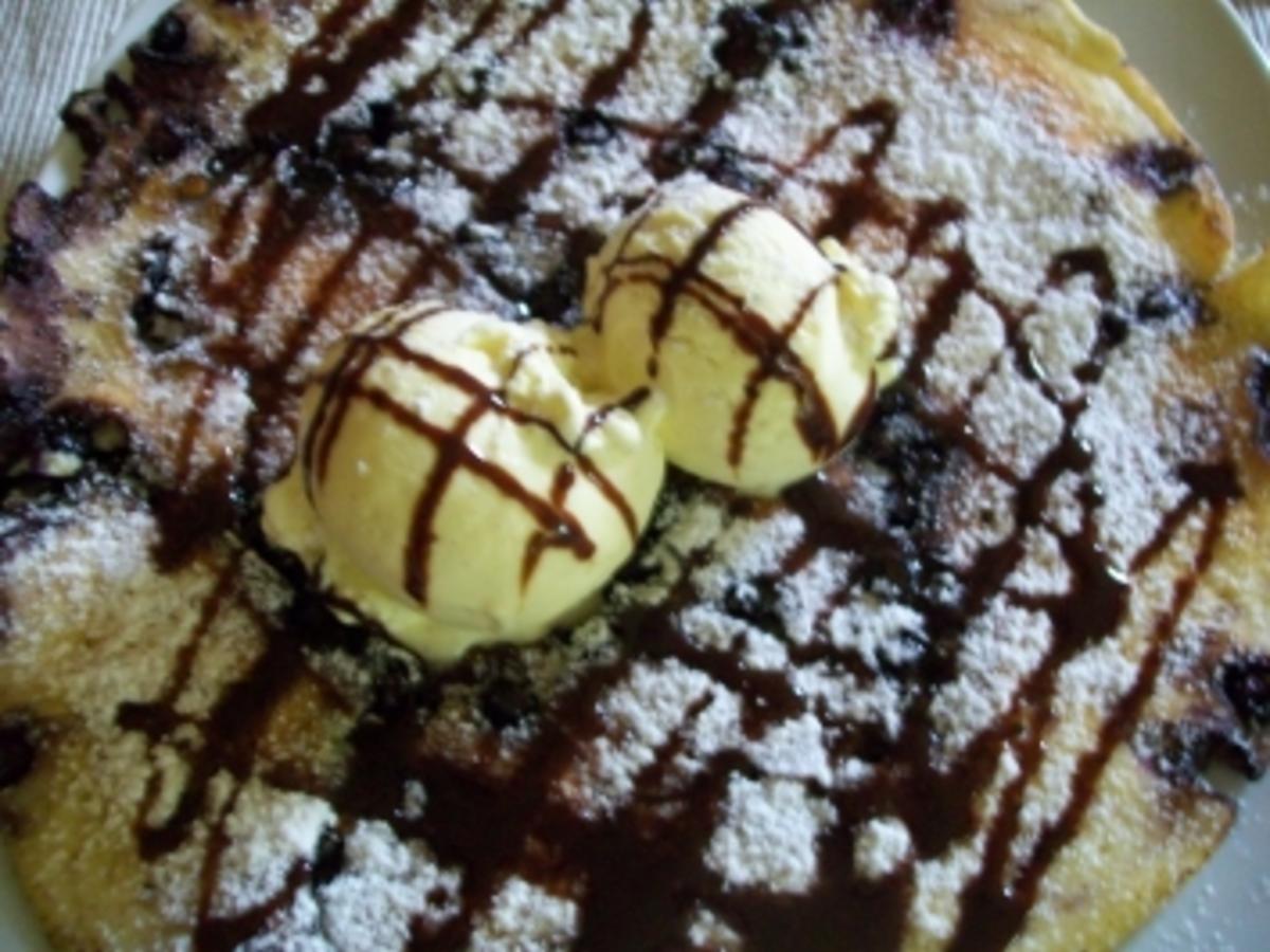 Blaubeerpfannkuchen mit Vanilleeis - Rezept - kochbar.de