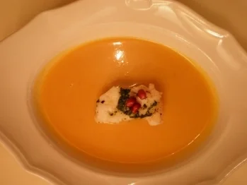 Exotische Süßkartoffelsuppe mit gekräutertem Seeteufelfilet - Rezept