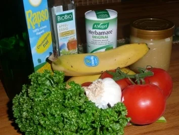 Rezept: Tomaten-Bananen-Salat mit Petersilienpesto Tomaten-Bananen-Salat mit Petersilienpesto - Rezept