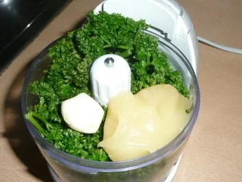 Rezept: Tomaten-Bananen-Salat mit Petersilienpesto Tomaten-Bananen-Salat mit Petersilienpesto - Rezept