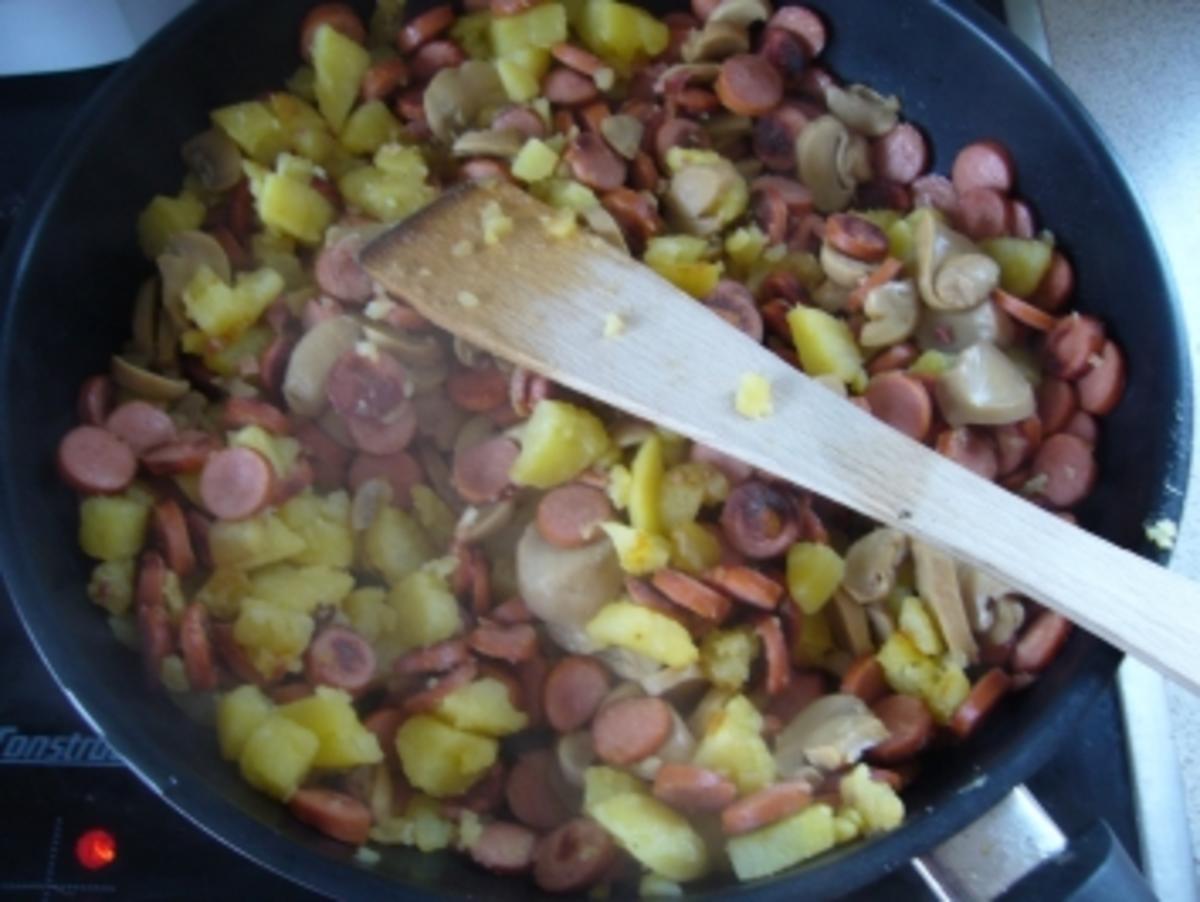 Hauptspeise: Würstchen-Kartoffel-Eier-Schmand-Pfanne - Rezept - Bild Nr. 5