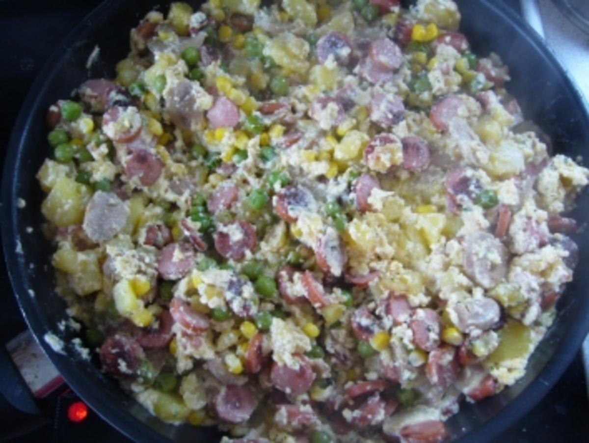 Hauptspeise: Würstchen-Kartoffel-Eier-Schmand-Pfanne - Rezept - Bild Nr. 4