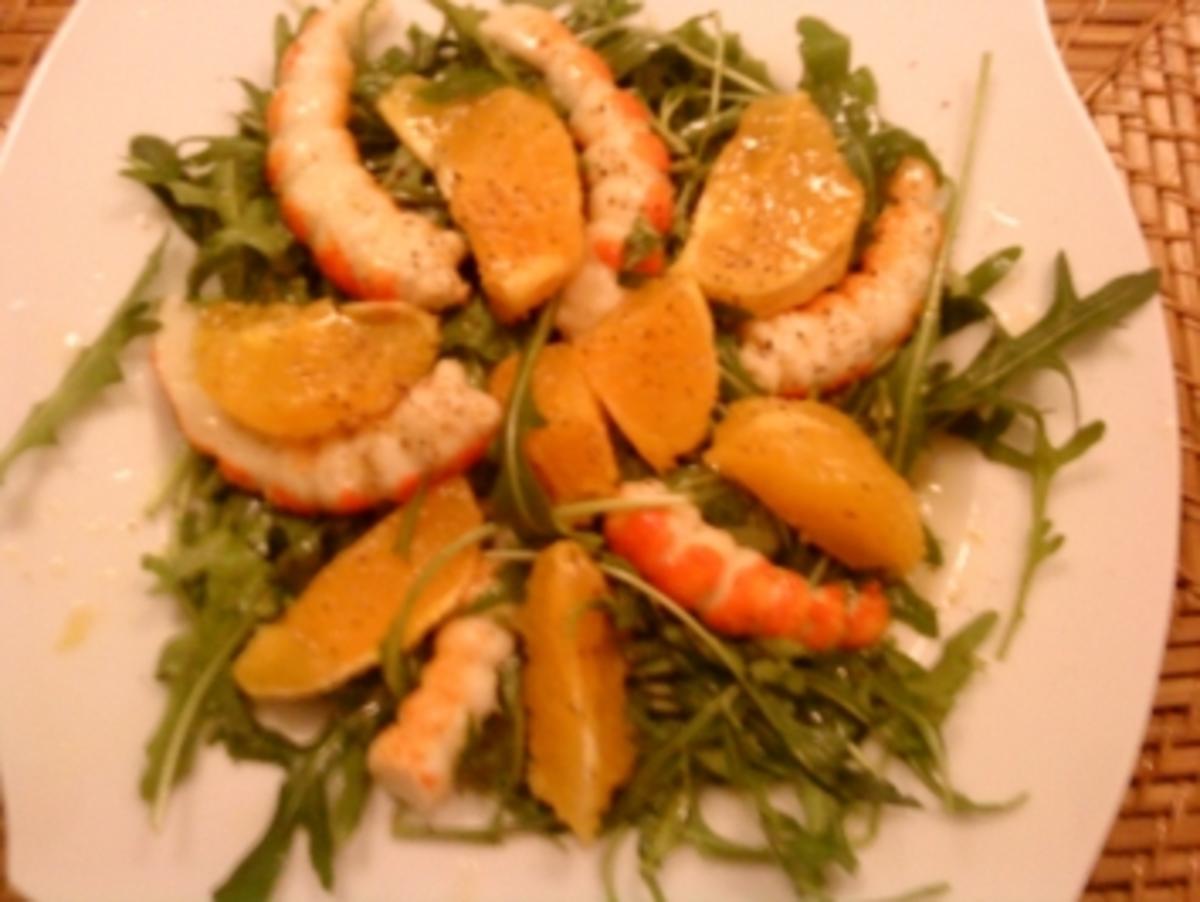Rucolasalat mit Garnelen und Orangenscheibchen - Rezept