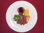 Rehrücken Baden-Badener Art mit Rotweinbirne und gratinierten Kartoffeln - Rezept