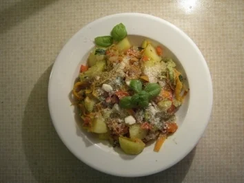 Rezept: Streifen-Pesto-Gemüse mit Kartoffeln Streifen-Pesto-Gemüse mit Kartoffeln - Rezept