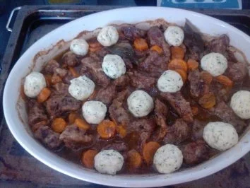 Rezept: Bier-Rindfleisch mit Kräuterklößen Bier-Rindfleisch mit Kräuterklößen - Rezept