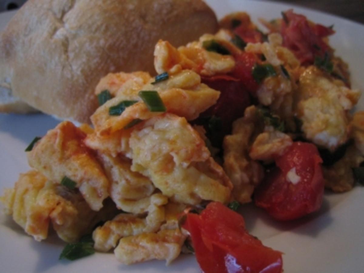 Rührei mit Tomate und Schnittlauch - Rezept - kochbar.de Rührei mit Tomate und Schnittlauch - Rezept - kochbar.de