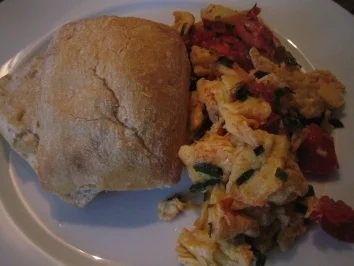 Rührei mit Tomate und Schnittlauch - Rezept