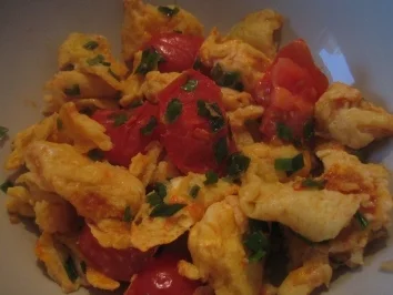 Rührei mit Tomate und Schnittlauch - Rezept