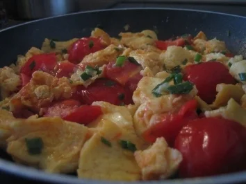 Rührei mit Tomate und Schnittlauch - Rezept
