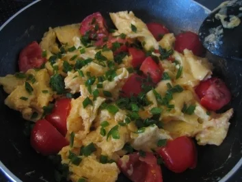 Rührei mit Tomate und Schnittlauch - Rezept