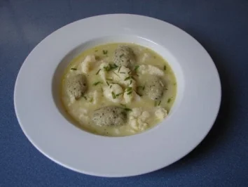Rezept: Blumenkohlsuppe mit Käseklößchen Blumenkohlsuppe mit Käseklößchen - Rezept