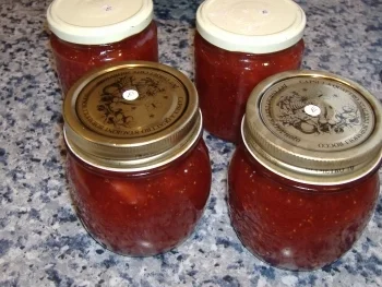 Rezept: Erdbeermarmelade mit altem Apfel-und Balsamicoessig Erdbeermarmelade mit altem Apfel-und Balsamicoessig - Rezept