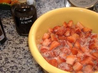 Rezept: Erdbeermarmelade mit altem Apfel-und Balsamicoessig Erdbeermarmelade mit altem Apfel-und Balsamicoessig - Rezept