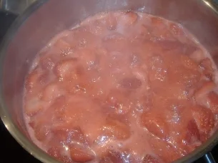 Rezept: Erdbeermarmelade mit altem Apfel-und Balsamicoessig Erdbeermarmelade mit altem Apfel-und Balsamicoessig - Rezept