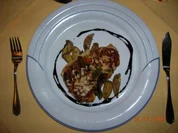 Rezept: Gebratener Victoriabarsch mit meditteranem Gemüse und gehobeltem Parmesan,Rosmarinkartoffeln Gebratener Victoriabarsch mit meditteranem Gemüse und gehobeltem Parmesan,Rosmarinkartoffeln - Rezept