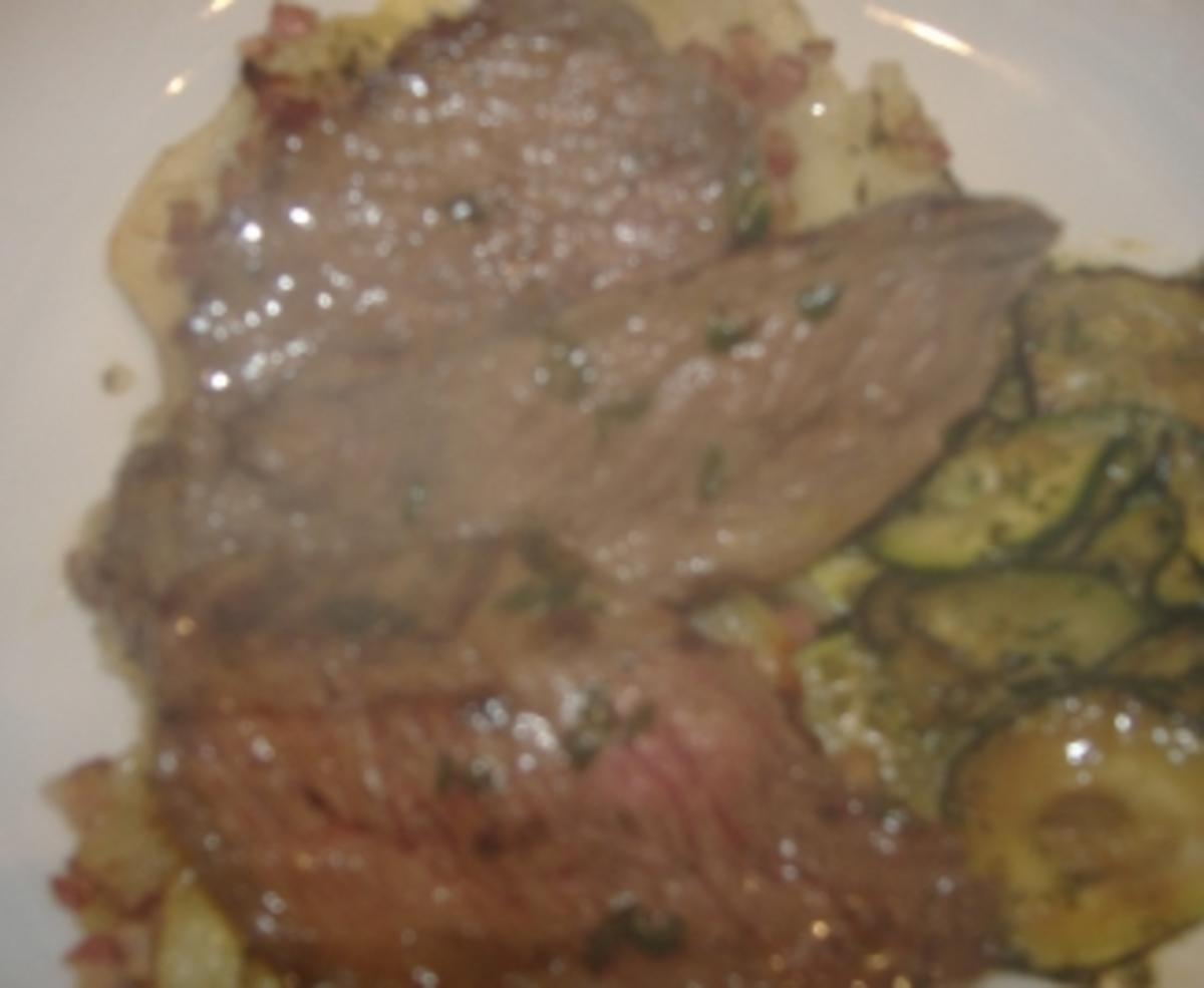 Rinderhuft in Basilikumbutter mit Zucchinis und provenzalischen ...