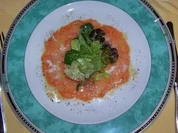 Lachscarpaccio mit Limettendressing mariniert,gehobeltem Parmesan,Blattsalate - Rezept