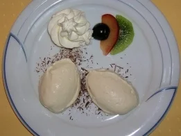 Rezept: Mousse von weißer Schokolade mit Cuvertürespänen Mousse von weißer Schokolade mit Cuvertürespänen - Rezept