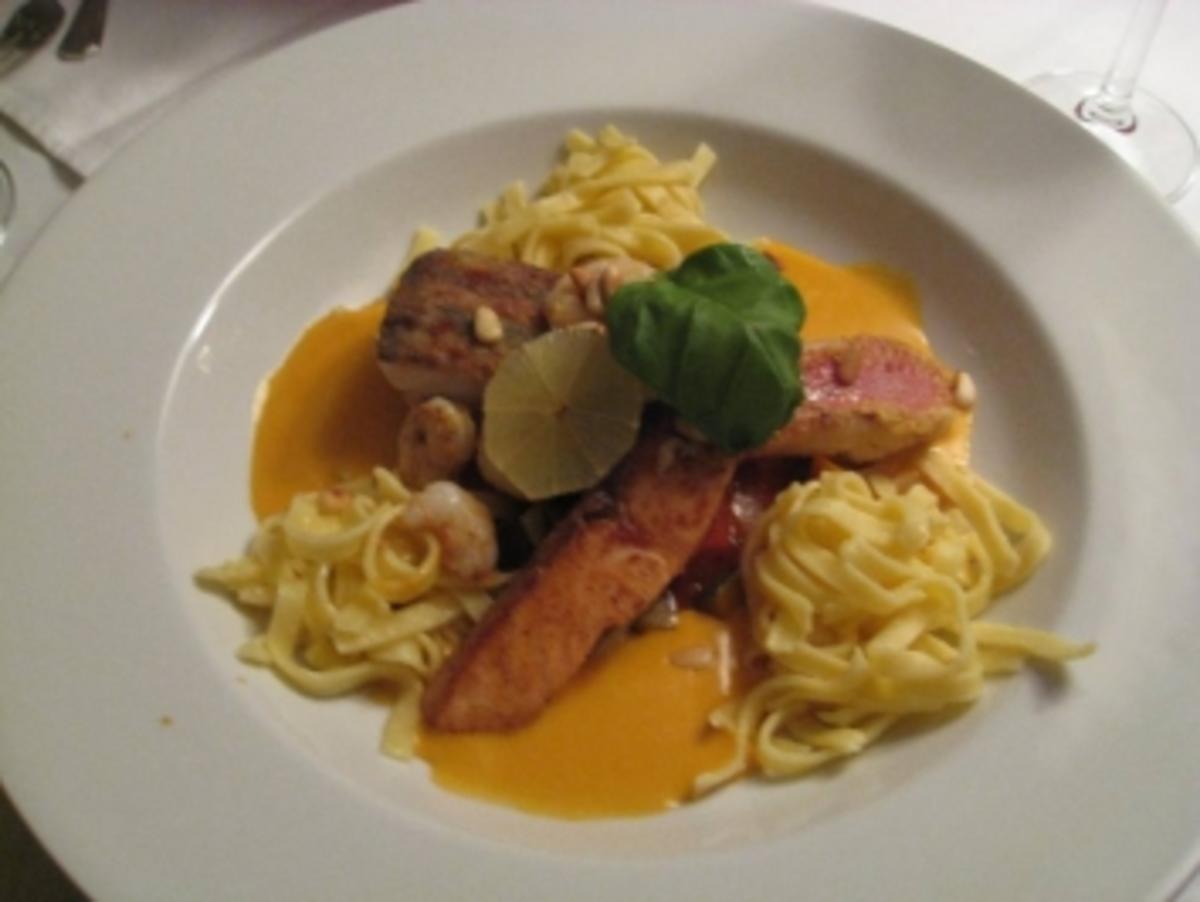 Bilder für Dialog von Meerbarbe , Lachs & Zander auf Tagliatelle mt mediteranen Gemüse u. Krebssauce - Rezept