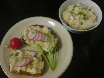 Obatzda auf Körnerbrot - Rezept