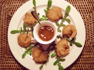 Rezept: Garnelen frittiert im Zitronen-Chilli-Kokosnussmäntelchen Garnelen frittiert im Zitronen-Chilli-Kokosnussmäntelchen - Rezept