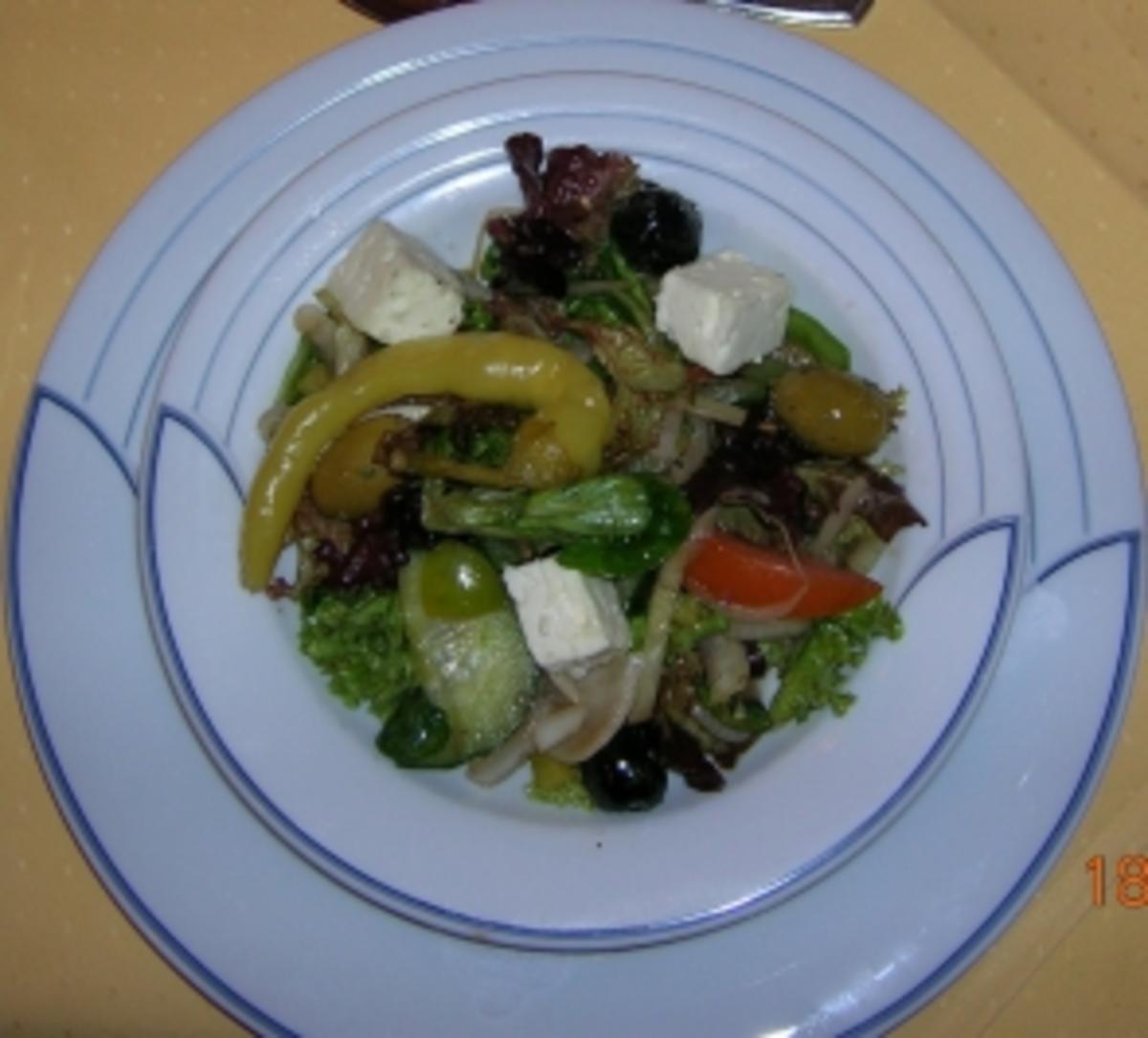 Griechischer Salat mit Stangenweißbrot - Rezept