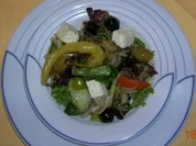 Griechischer Salat mit Stangenweißbrot - Rezept