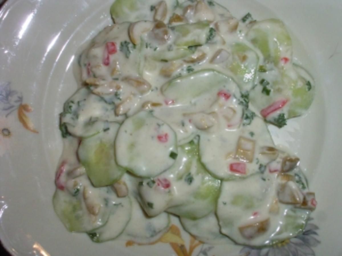 Gurkensalat mit Oliven-Jogurt Dressing - Rezept - kochbar.de