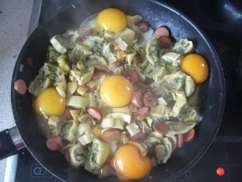 Hauptspeise: Maultaschen-Spiegelei-Würstchen-Pfanne - Rezept - Bild Nr. 3